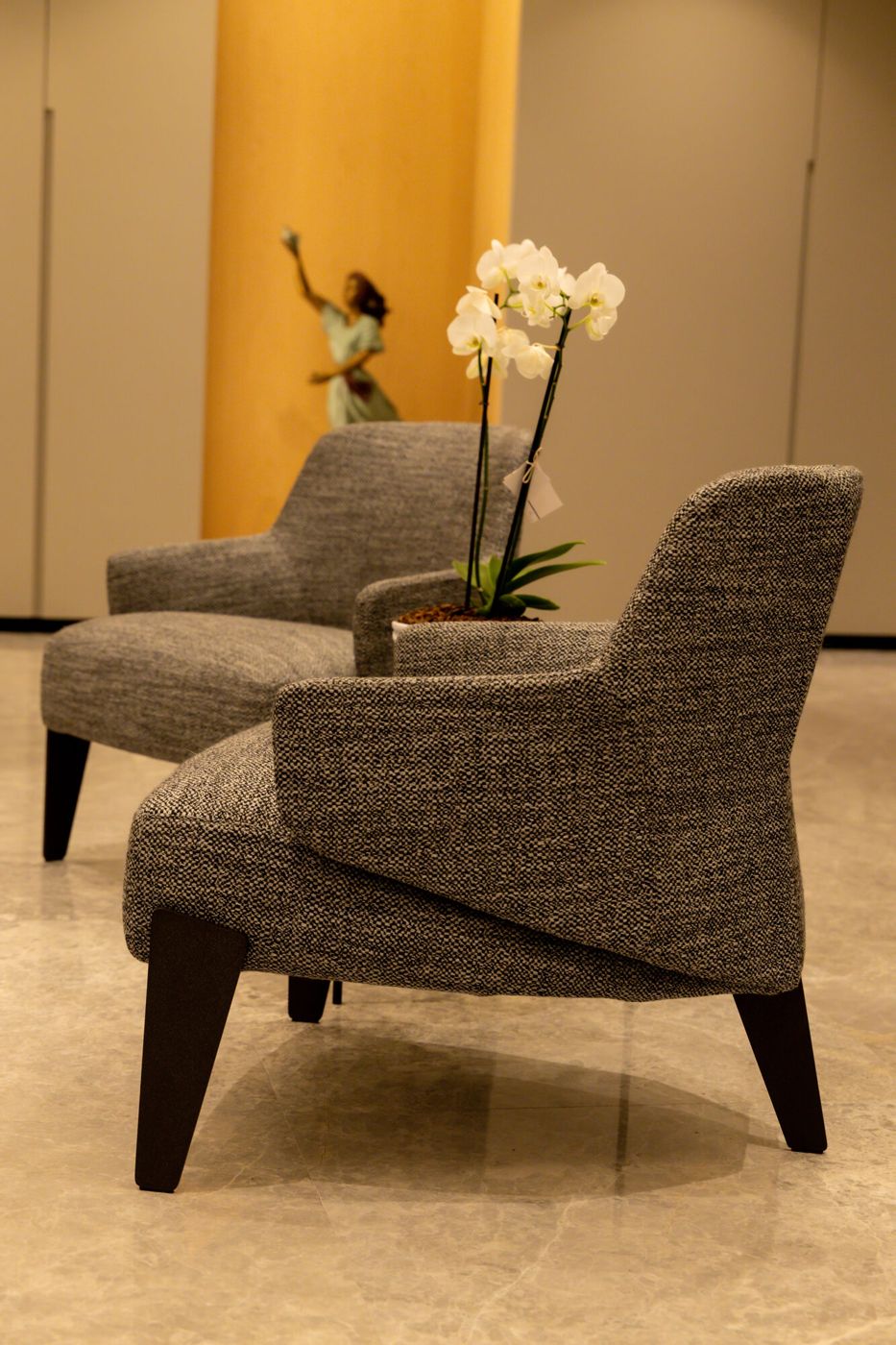 Sillones tapizados con mesa lateral y orquídeas