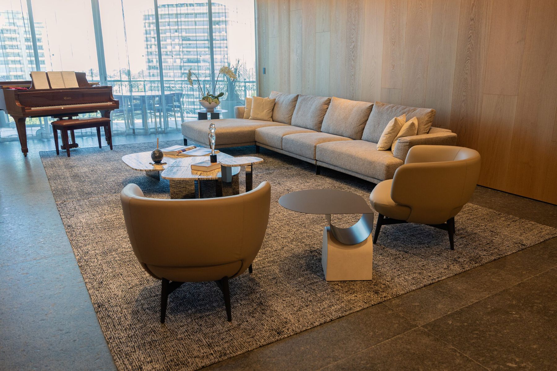 Sala completa con sofá modular, sillones y mesas de centro
