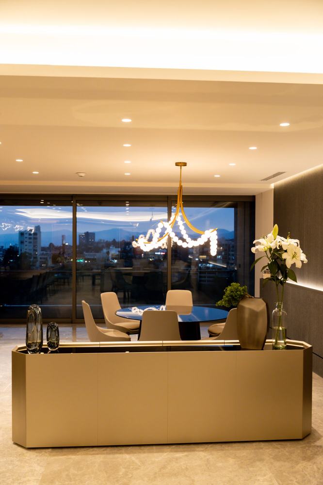 Credenza dorada con comedor al fondo