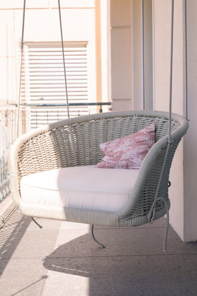 Sillón colgante tejido en balcón