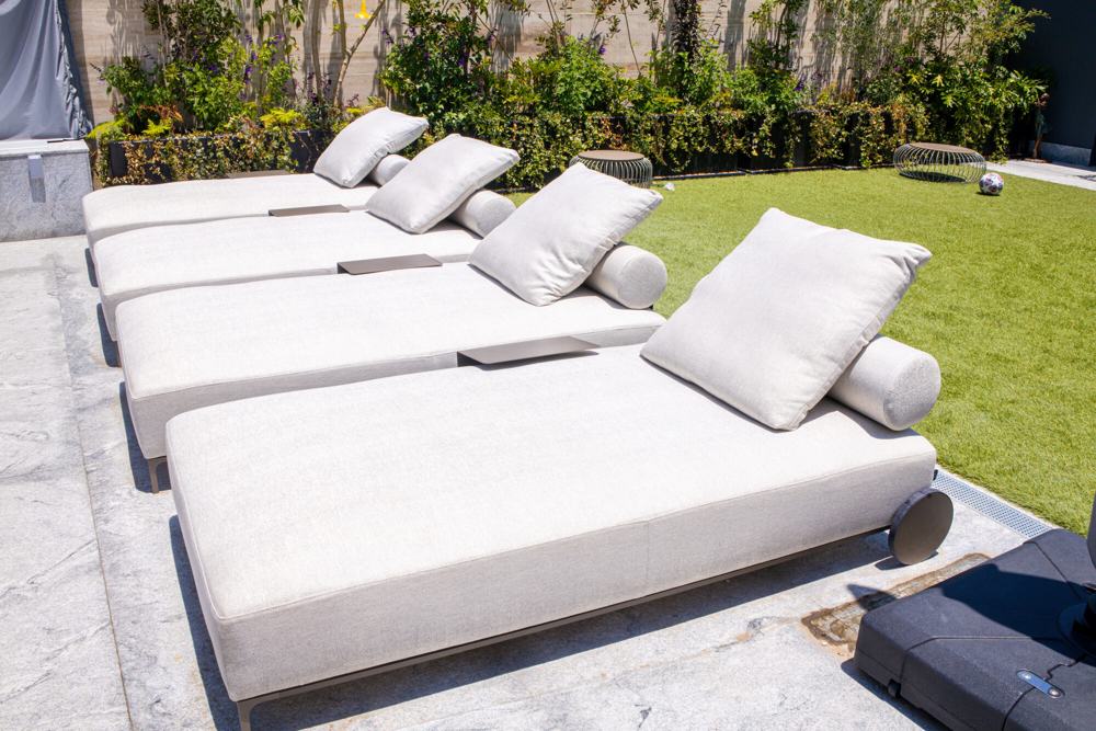 Camas de asoleo en terraza con jardín