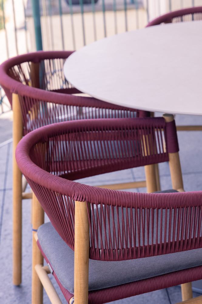 Sillas de exterior con cuerda y mesa redonda