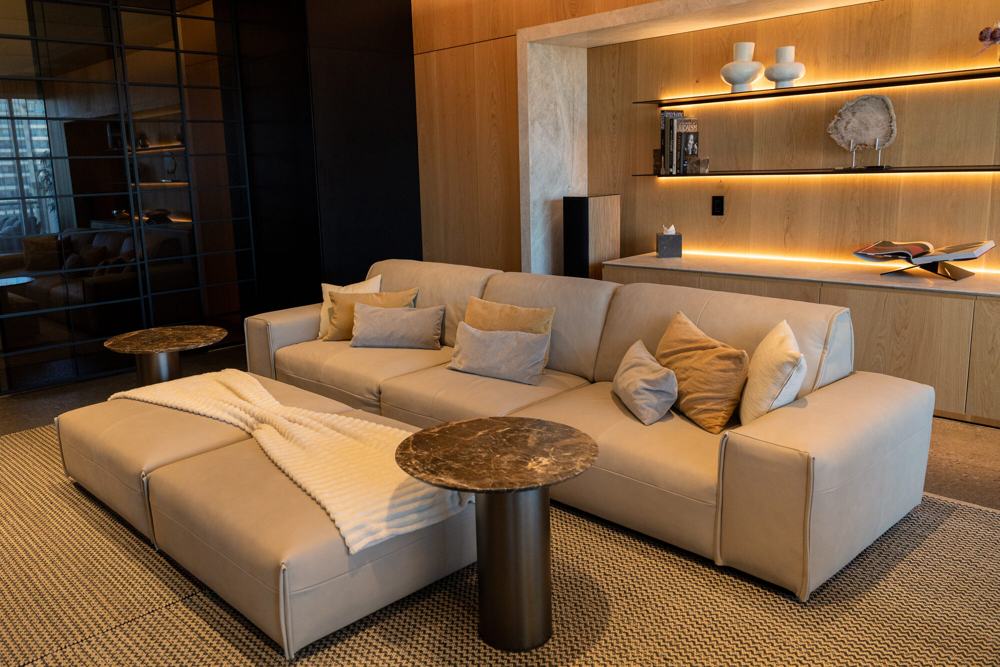 Sala con sofá modular y mesa lateral de mármol