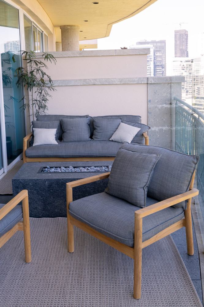 Terraza con sofá y sillones de exterior