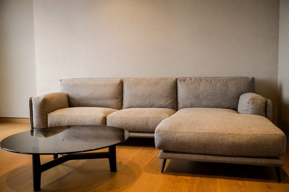 Sofá seccional con chaise y mesa de centro redonda