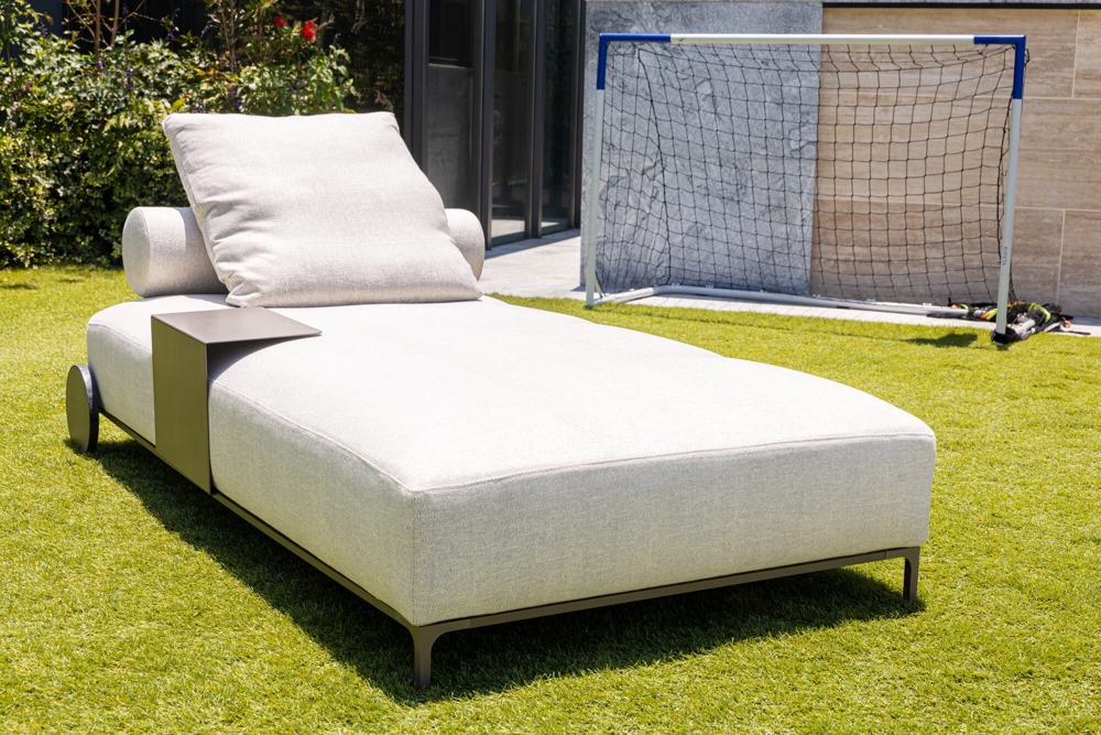 Chaise longue de exterior sobre pasto