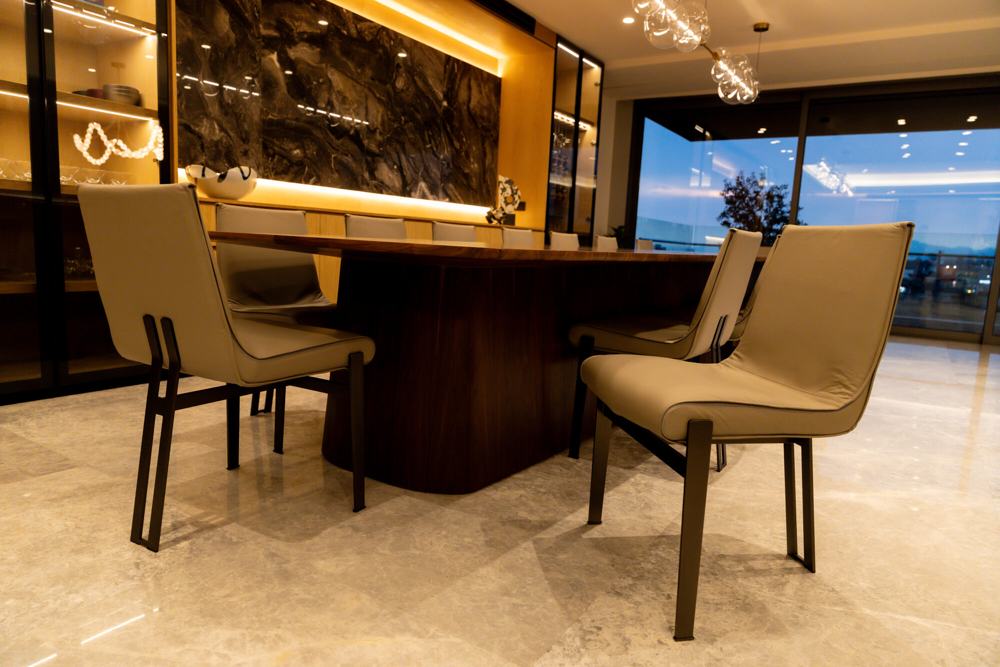 Comedor con mesa oscura y sillas de piel