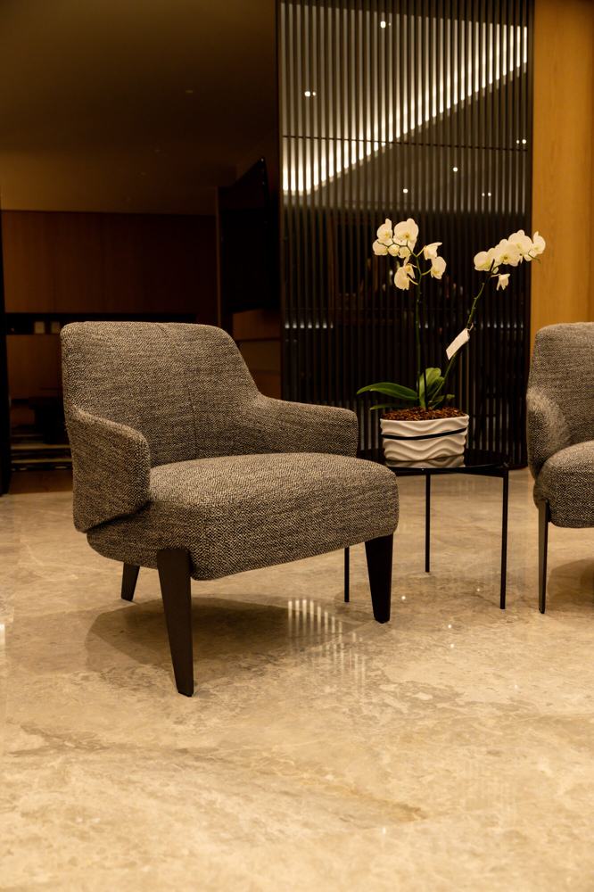 Sillón individual con mesa auxiliar y flores