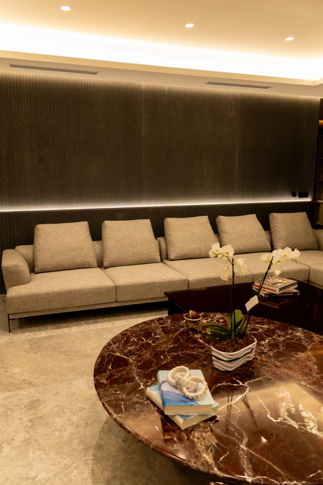 Sala con sofá y mesa de centro de mármol rojo